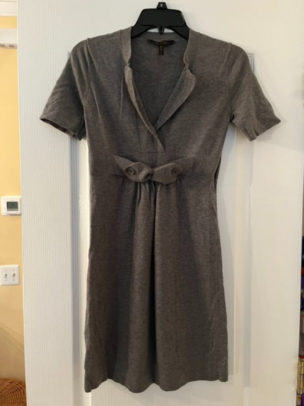BCBGMAXAZRIA Gray Short‑Sleeve Belted Dress – XS